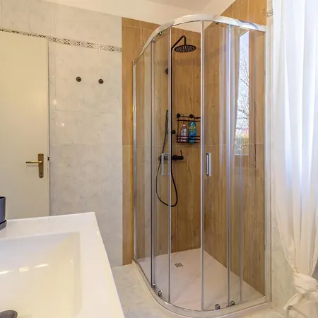 Style Shelter With Garden Near Downtown *