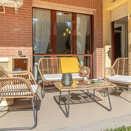 Style Shelter With Garden Near Downtown Apartment